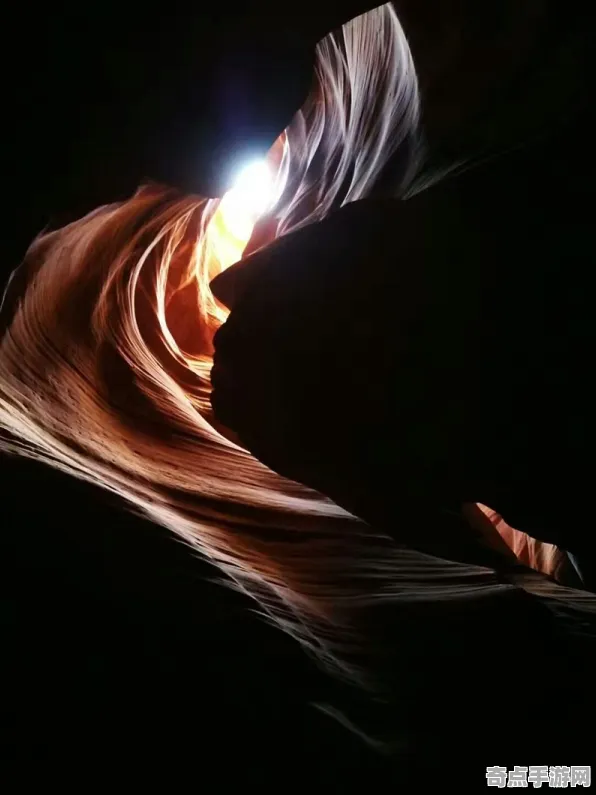 近日马里亚纳海沟与羚羊峡谷光影差异比较 近日马里亚纳海沟与羚羊峡谷光影差异比较