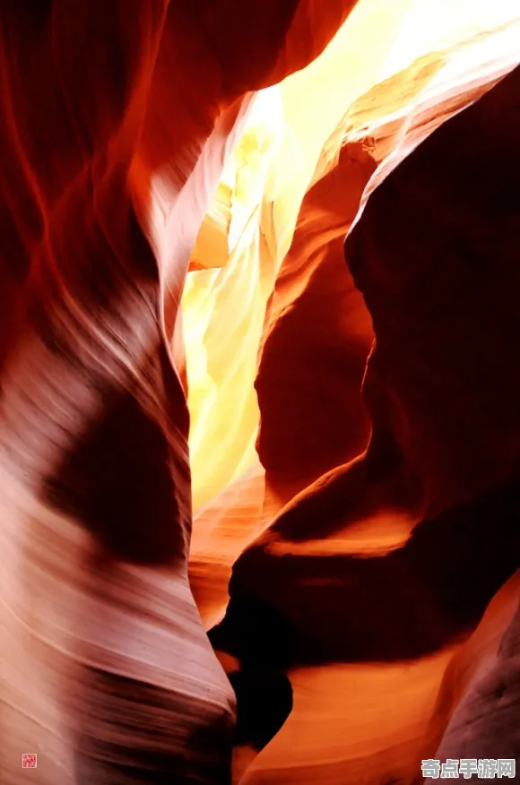 近日马里亚纳海沟与羚羊峡谷光影差异比较 近日马里亚纳海沟与羚羊峡谷光影差异比较